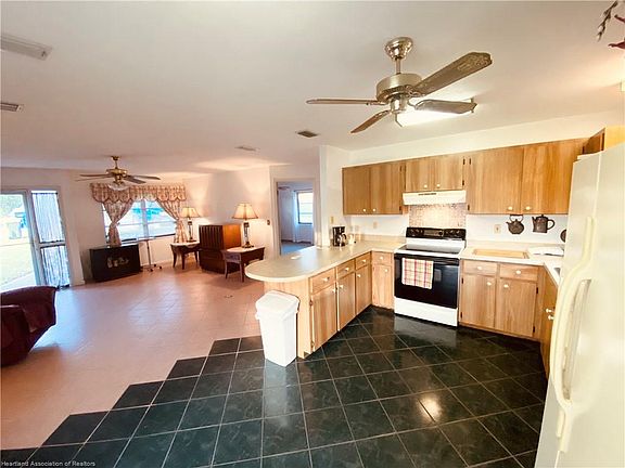 3rd image of 10 Lake Henry Dr