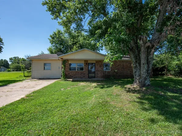1204 W Hickory St, Stilwell, OK 74960
