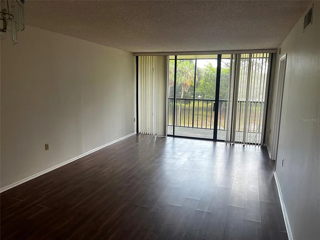 2 bed, 2.0 bath, 960 sqft, $1,495 — Photo 2