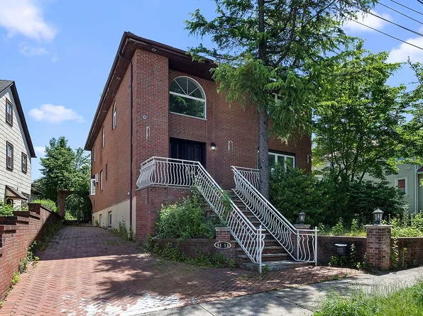 51-11 Browvale Ln #2, Little Neck, NY 11362