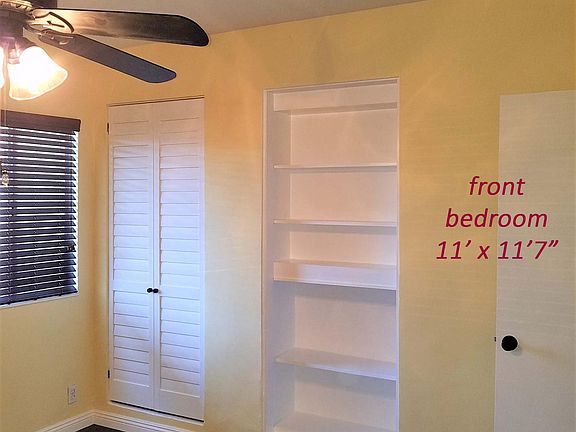 Middle sized bedroom (nearest street)