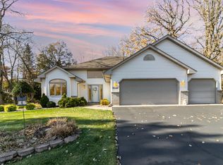38280 Great Oaks Ct, North Branch, MN 55056
