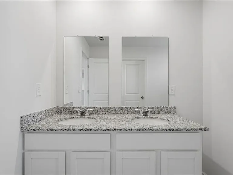 133 Oxford Ln — Photo 17