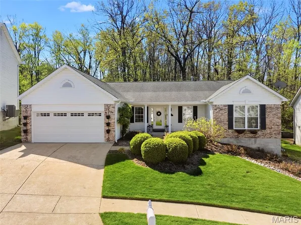 3067 Crystal Lake Dr, Saint Louis, MO 63129