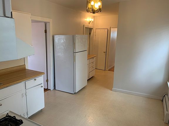 5th image of 460 Watertown St