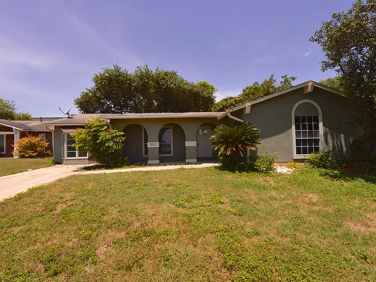 7217 Leading Oaks — Photo 1