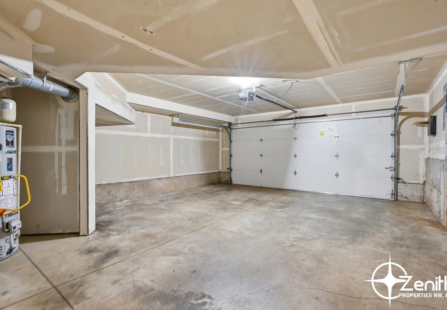 3 bed, 2.5 bath, 2482 sqft, $3,095 — Photo 4
