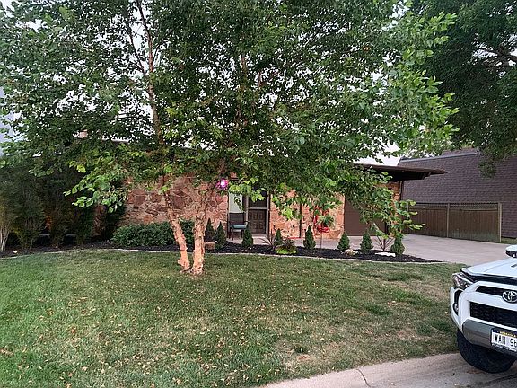 4th image of 272 W Lakeshore Dr
