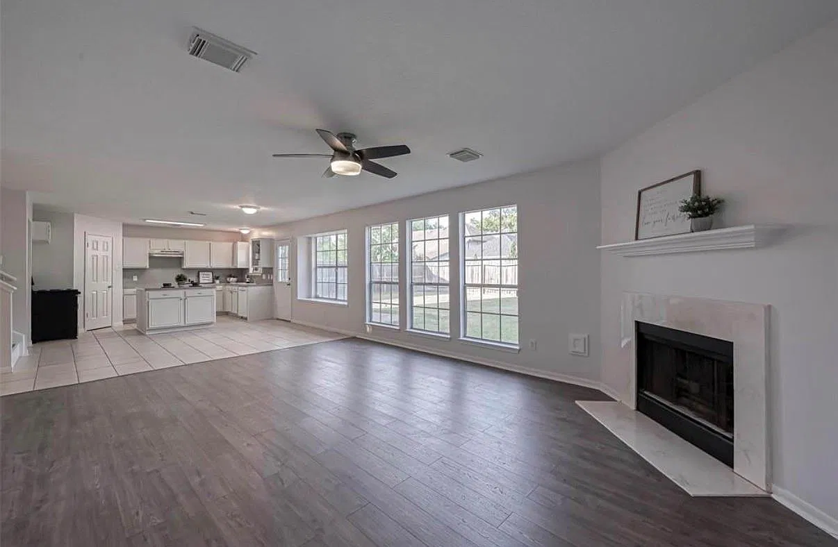 4 bed, 2.5 bath, 2751 sqft, $2,400 — Photo 2
