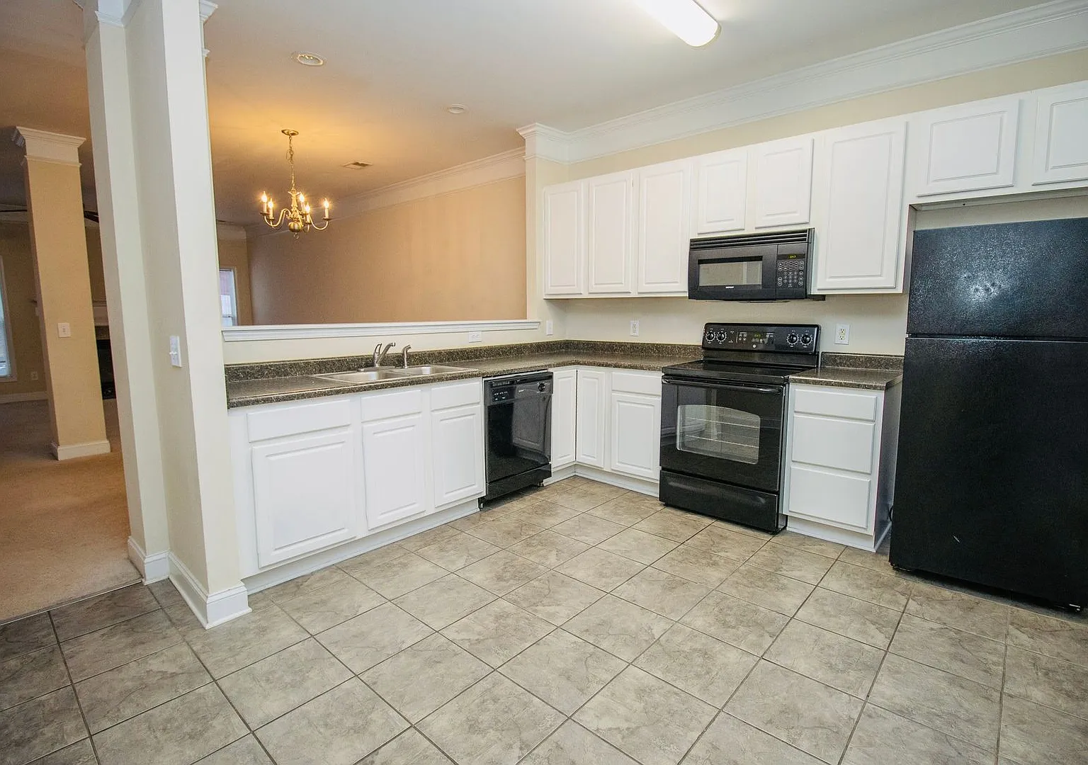 Discover comfortable living in Hampton Forest a charming 2 bedroom, 2.5 bath townhouse — Photo 4