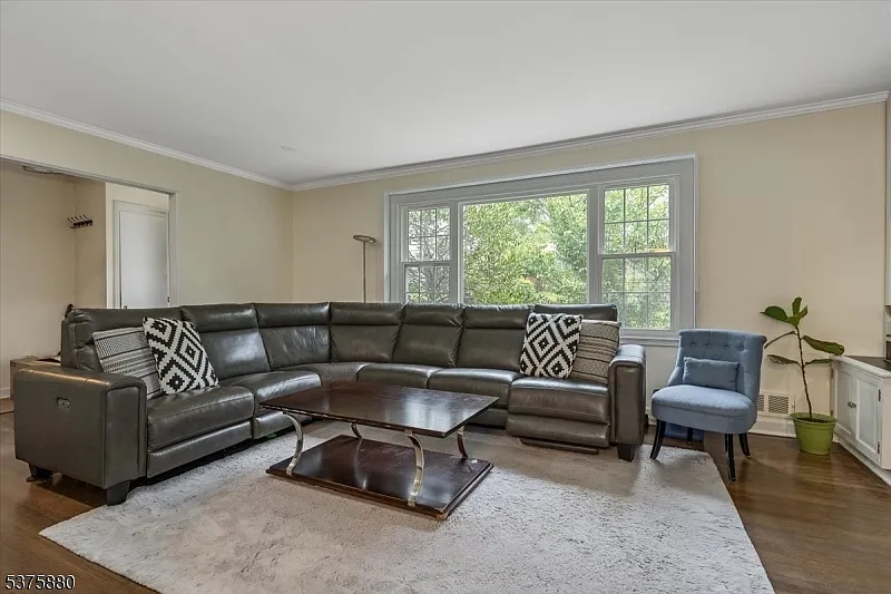 3 bed, 2.0 bath, $5,200 — Photo 2