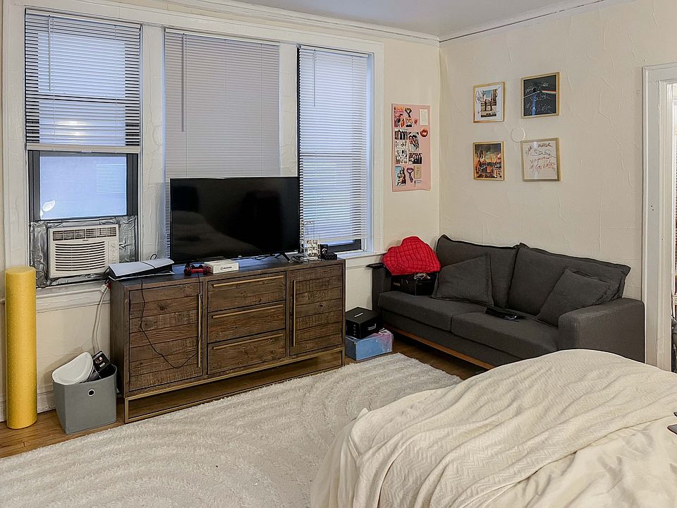 1st image of 432 1/2 W Surf St #108