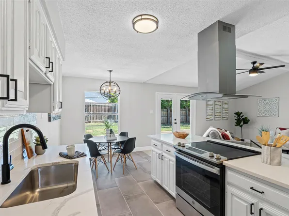 805 W Embercrest Dr, Arlington, TX 76017