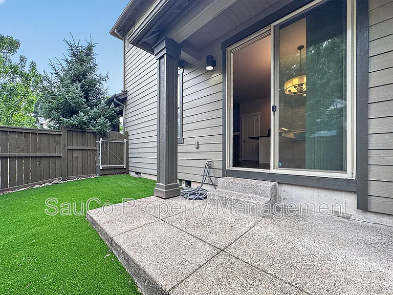 822 SE Bacarra St — Photo 4