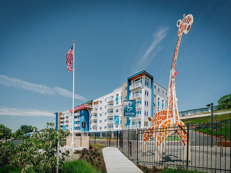 Grand Vista Apartments — Photo 24
