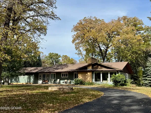 202 Park St E, Cavalier, ND 58220