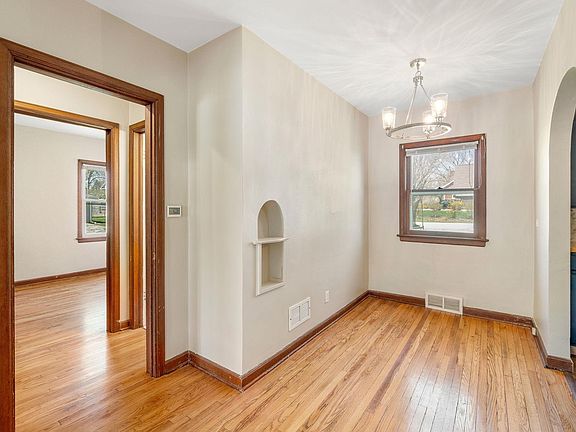 5th image of 921 W 11th St