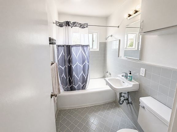 5th image of 324 Waverley St APT 1