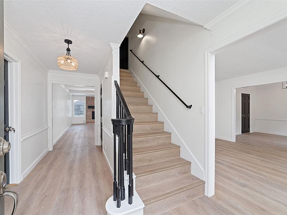 3rd image of 7910 Oak Moss Dr