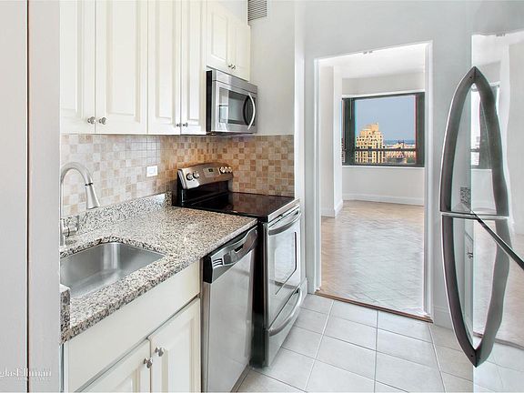 5th image of 240 E 47th St APT 35D