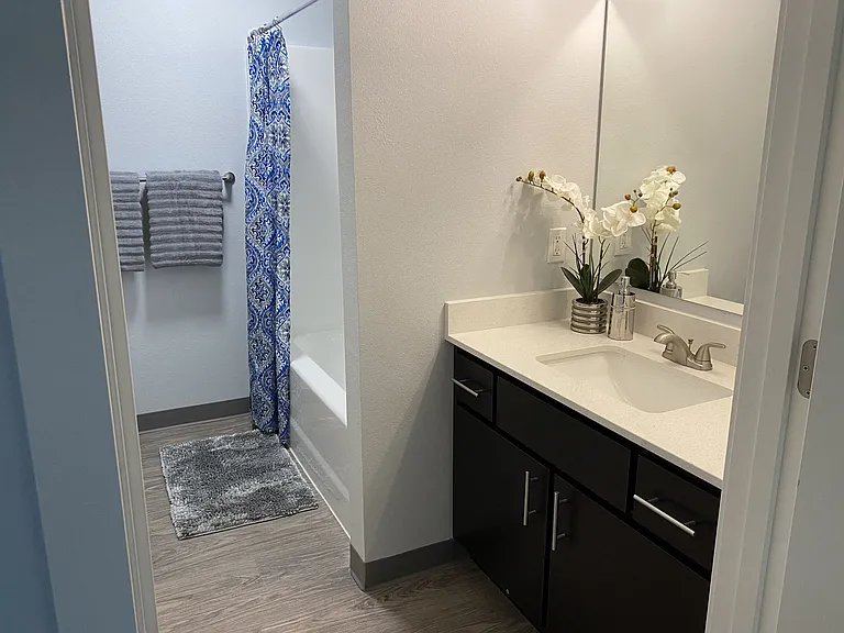 Queen Court Apartments — Photo 19