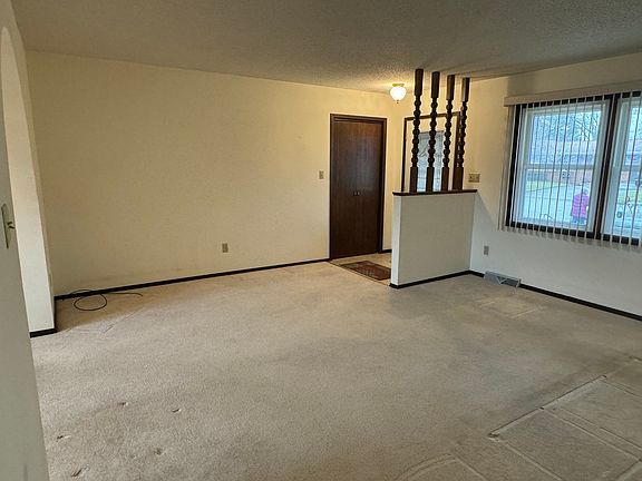 5th image of 250 Crestwood Dr