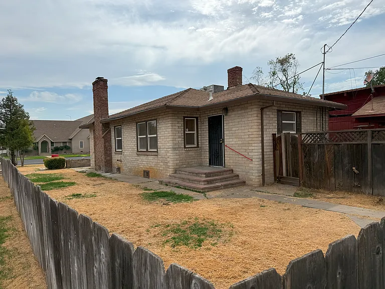 299 E Main St — Photo 8