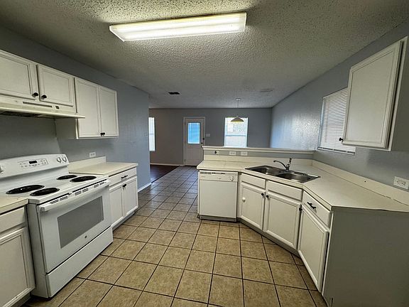 3rd image of 4888 Waterford Dr
