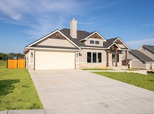 124 Magnolia Cir E, La Vernia, TX 78121