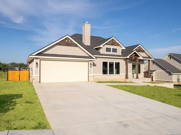 124 E Magnolia Cir, La Vernia, TX 78121
