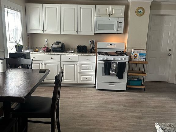 3rd image of 51 Blossom St