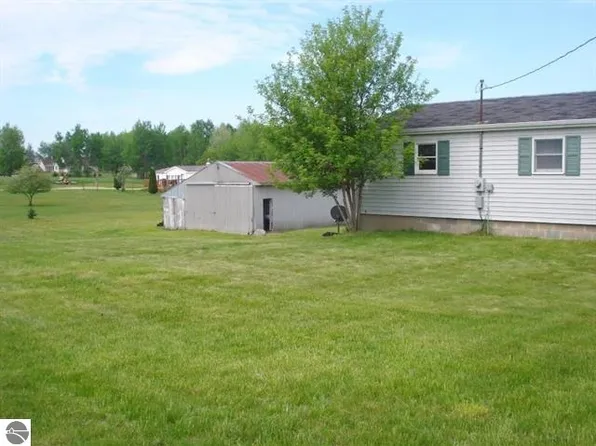 11685 N Deja Rd, Edmore, MI 48829