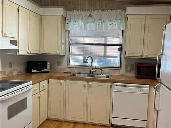 2nd image of 615 Belle Forest St