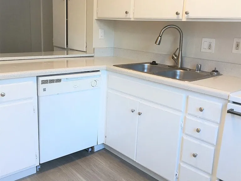 Chateau Spring Gardens Apartments — Photo 51