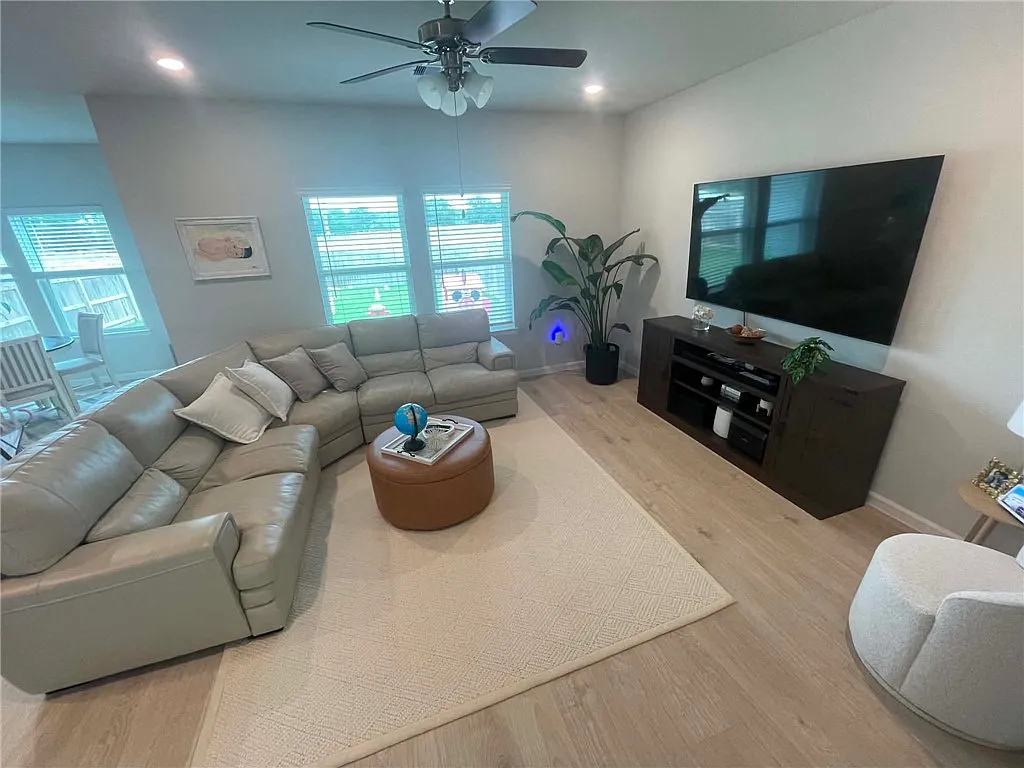3 bed, 2.5 bath, 1700 sqft, $2,200 — Photo 2