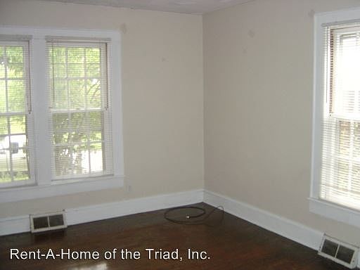 3rd image of 916 Lexington Ave APT B