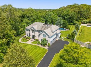 16 Home Ct, Huntington, NY 11743