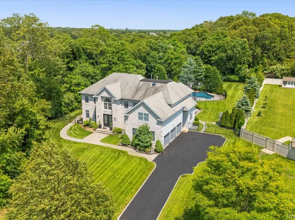 16 Home Court, Huntington, NY 11743