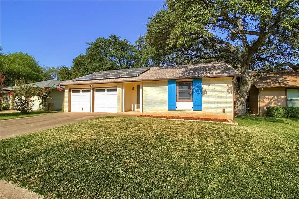 3 bed, 1353 sqft, $2,200 — Photo 1