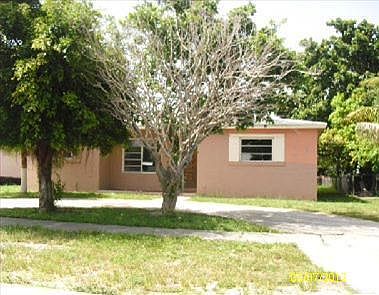1st image of 621 NE 171st St