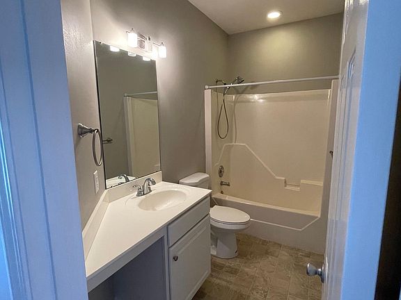Hall bathroom with shower/tub