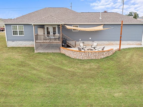 5th image of 481 Strawberry Dr