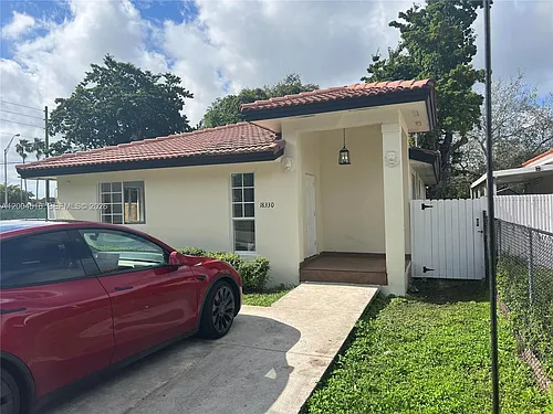18330 SW 102nd Pl Photo 1