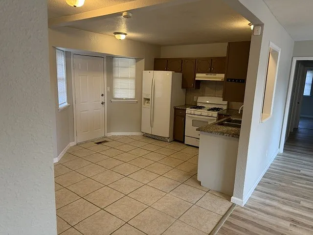 3 bed, 1.0 bath, 1184 sqft, $1,200 — Photo 4