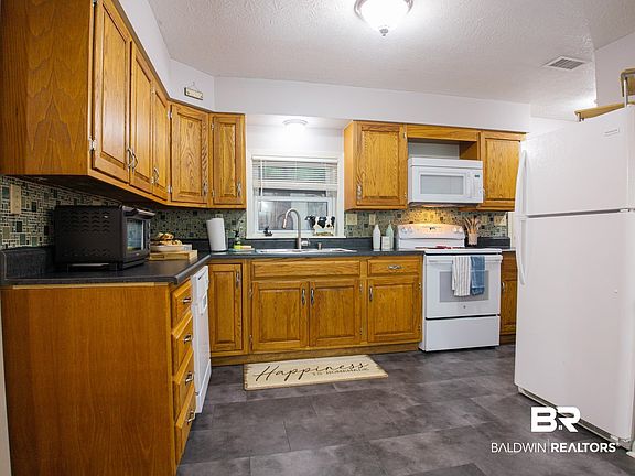 3rd image of 1563 Valencia Dr