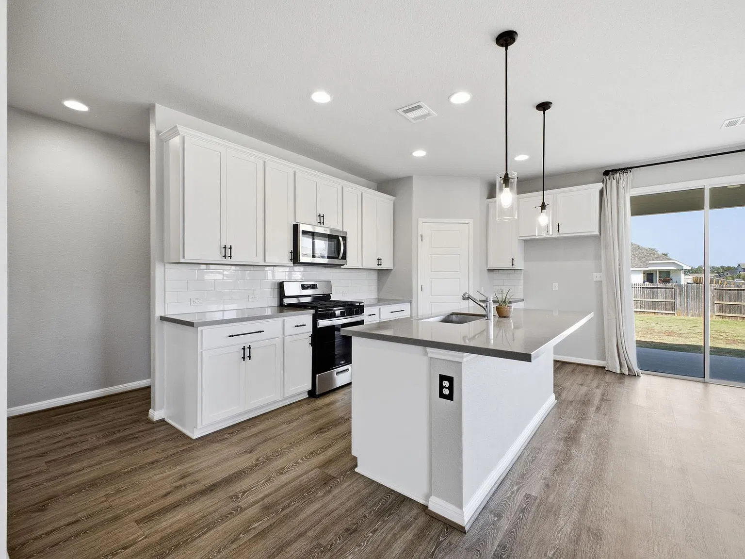 3 bed, 2.0 bath, 1821 sqft, $2,100 — Photo 3