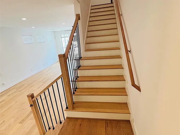 1103 W 15th 1/2 St #A — Photo 17