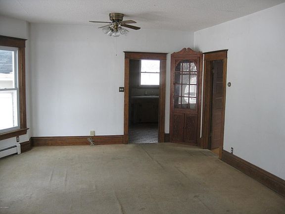 3rd image of 109 E 1st St S