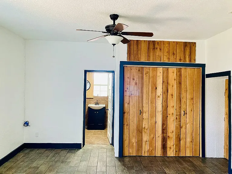 104 E Waco St — Photo 12
