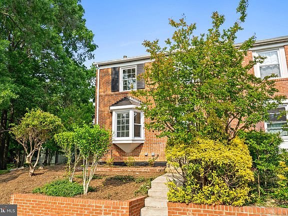 3rd image of 8039 Saint Annes Ct